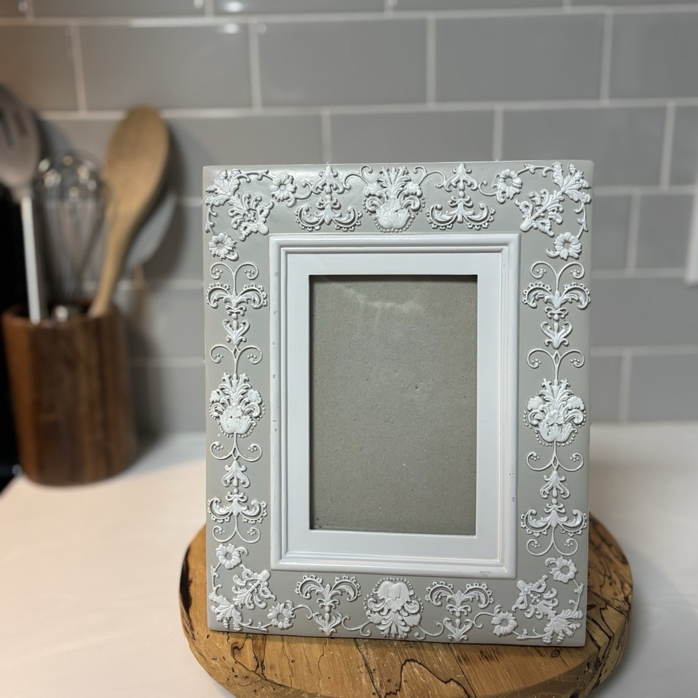 Simply Shabby Chic Rachel Ashwell 4"x6" Gray & White Embossed Photo Frame *READ*